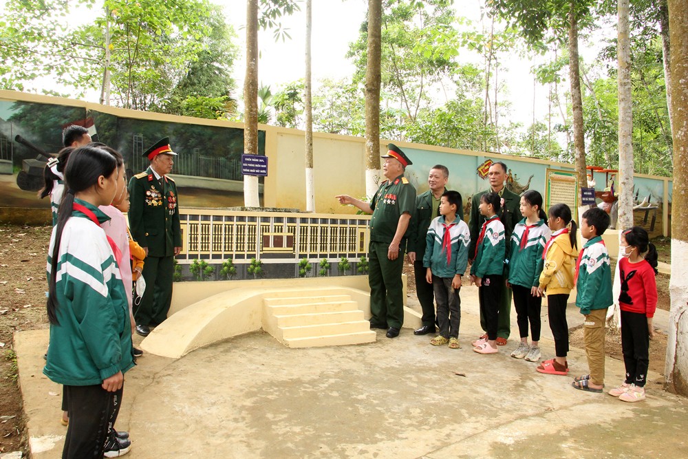 Cựu chiến binh kể chuyện chiến đấu giải phóng miền Nam, góp phần giáo dục tinh thần yêu nước cho thế hệ trẻ. Cựu chiến binh kể chuyện chiến đấu giải phóng miền Nam, góp phần giáo dục tinh thần yêu nước cho thế hệ trẻ.