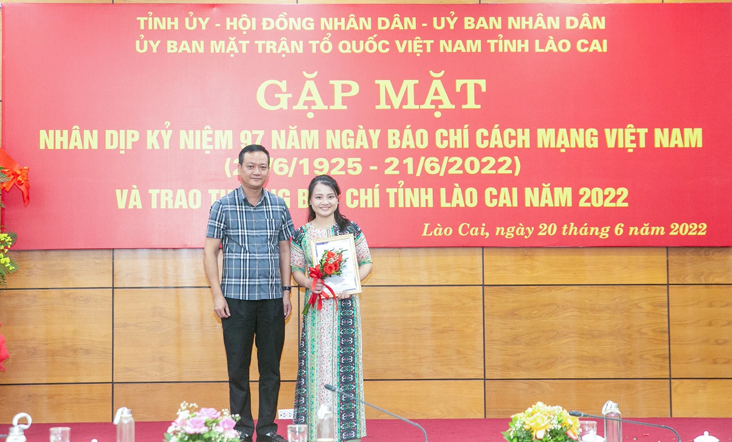 Trao giải Nhất Bìa 1 trình bày đẹp trên bản tin số Xuân Nhâm Dần 2022 cho Bản tin Lý luận và Thực tiễn của Trường Chính trị tỉnh. Trao giải Nhất cho tác giả có bài viết hay về nông thôn mới trên bản tin số Xuân Nhâm Dần 2022.