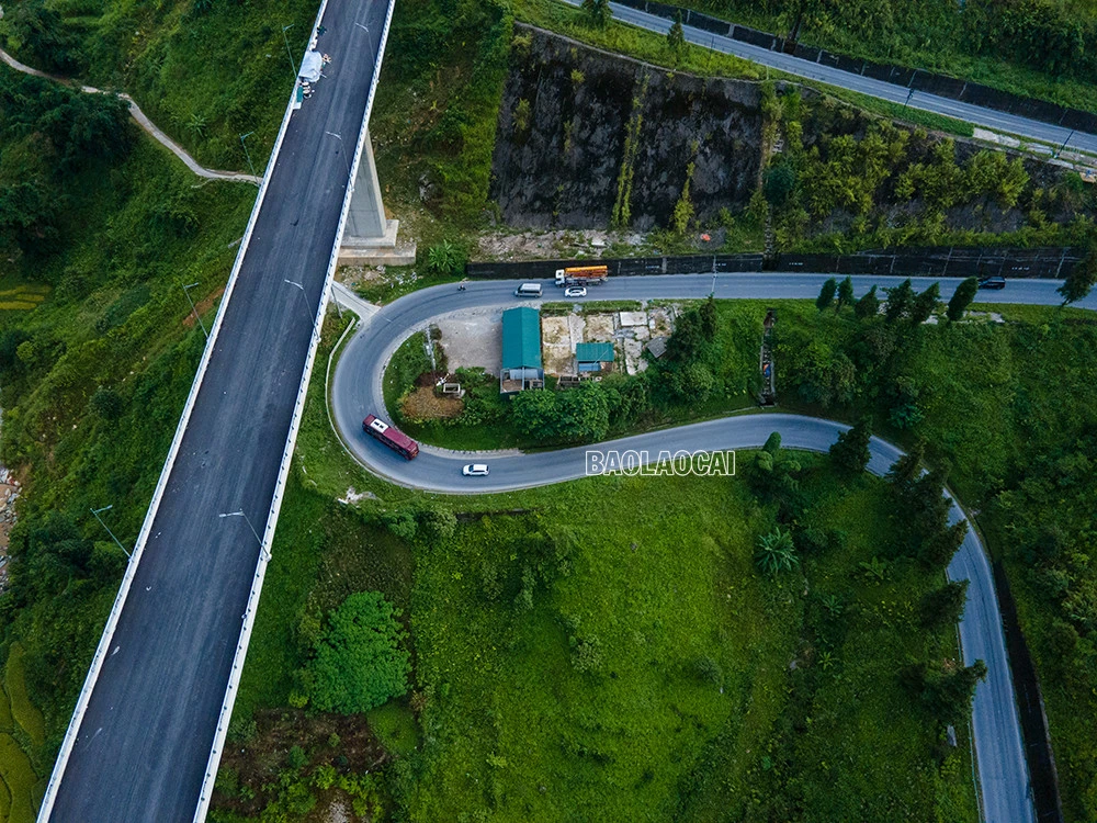 Cầu được xây dựng bằng bê tông cốt thép, bề mặt rộng 14m với 4 làn xe, 5 nhịp liên tục, trong đó, nhịp dài nhất là 132m, được thi công bằng phương pháp dầm hộp đúc hẫng cân bằng. Sau khi tuyến đường này hoàn thành sẽ tạo thuận lợi cho việc đi lại, giao thương, góp phần thúc đẩy phát triển kinh tế - xã hội của tỉnh Lào Cai và khu vực Tây Bắc. Cầu Móng Sến được khởi công từ đầu năm 2020, đến nay các hạng mục đã và đang dần hoàn thành. Do bắc qua thung lũng, lại có độ cao gần 100m nên công trường cầu Móng Sến thường xuyên có mây mù bao phủ, cây cầu như đi xuyên vào mây. Đứng trên cầu phóng tầm mắt ra xa theo nhiều hướng là những thửa ruộng bậc thang tuyệt đẹp. Đây là cây cầu cạn vượt địa hình nối từ khu vực chân dốc lên đỉnh dốc ba tầng - đoạn đường khó đi, quanh co, nguy hiểm nhất trong cung đường từ thành phố Lào Cai lên thị xã Sa Pa. Đến thời điểm hiện tại, công trình đã hoàn thành 99% khối lượng công việc, còn một số hạng mục cuối cùng trước khi đi vào hoạt động như hệ thống đèn chiếu sáng, vạch sơn kẻ đường và thảm đường dẫn 2 bên đầu cầu. Cây cầu cạn cao nhất Việt Nam, có ý nghĩa “then chốt” trong xây dựng tuyến đường nối cao tốc Nội Bài – Lào Cai đến Khu du lịch quốc gia Sa Pa.