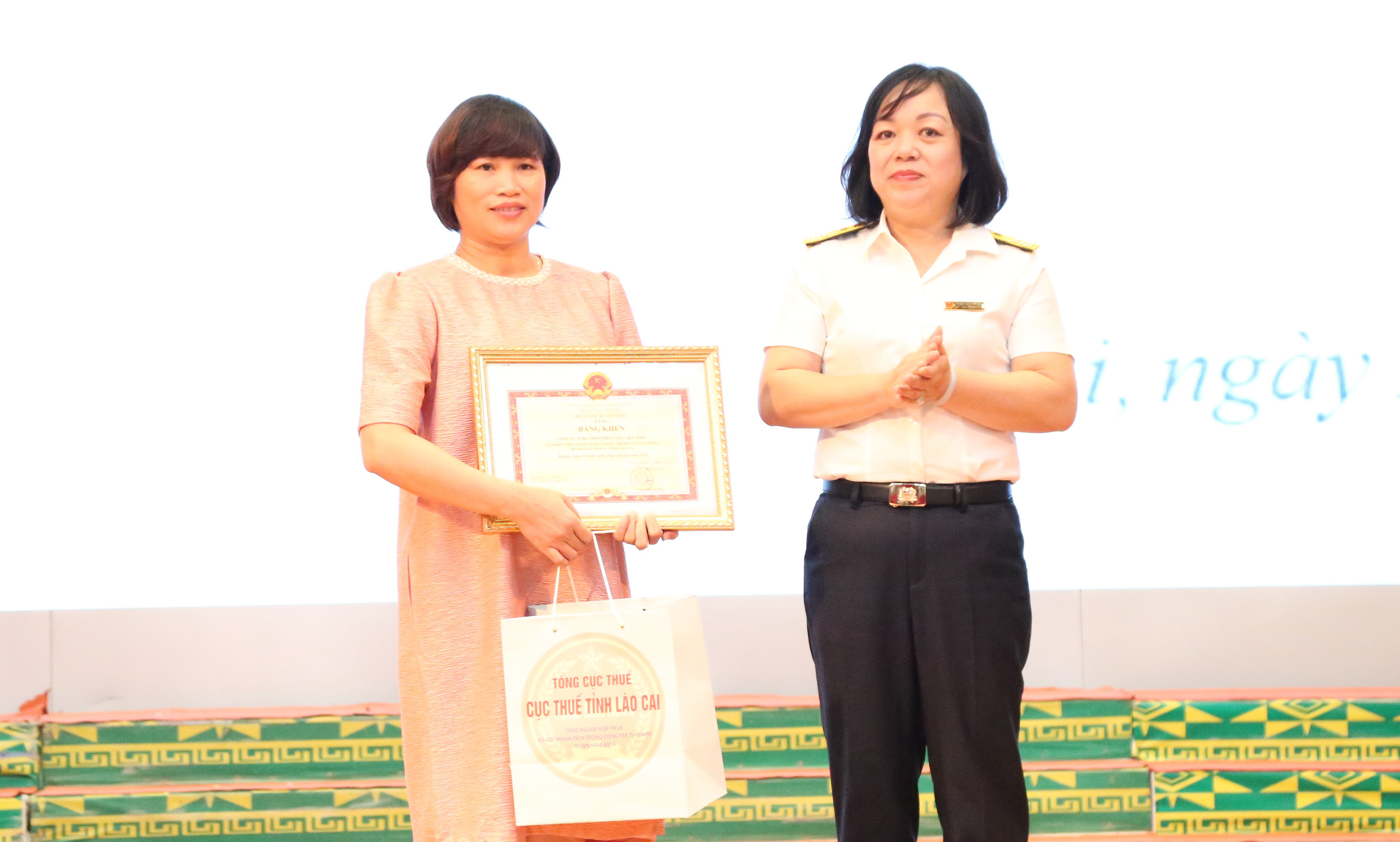 Trao Bằng khen của Bộ Tài chính cho Công ty TNHH Phốt pho vàng Việt Nam. Trao Giấy khen của Tổng cục Thuế cho Công ty TNHH Cao Minh, Ngân hàng Thương mại Cổ phần Liên Việt Chi nhánh Lào Cai. Trao Giấy khen của Cục Thuế tỉnh Lào Cai cho 21 doanh nghiệp. Trao Giấy khen của Cục Thuế tỉnh Lào Cai cho 8 hộ kinh doanh tiêu biểu. Trao Bằng khen của Bộ Tài chính cho Công ty TNHH Phốt pho vàng Việt Nam. Trao Giấy khen của Tổng cục Thuế cho Công ty TNHH Cao Minh, Ngân hàng Thương mại Cổ phần Liên Việt Chi nhánh Lào Cai. Trao Giấy khen của Cục Thuế tỉnh Lào Cai cho 21 doanh nghiệp. Trao Giấy khen của Cục Thuế tỉnh Lào Cai cho 8 hộ kinh doanh tiêu biểu.