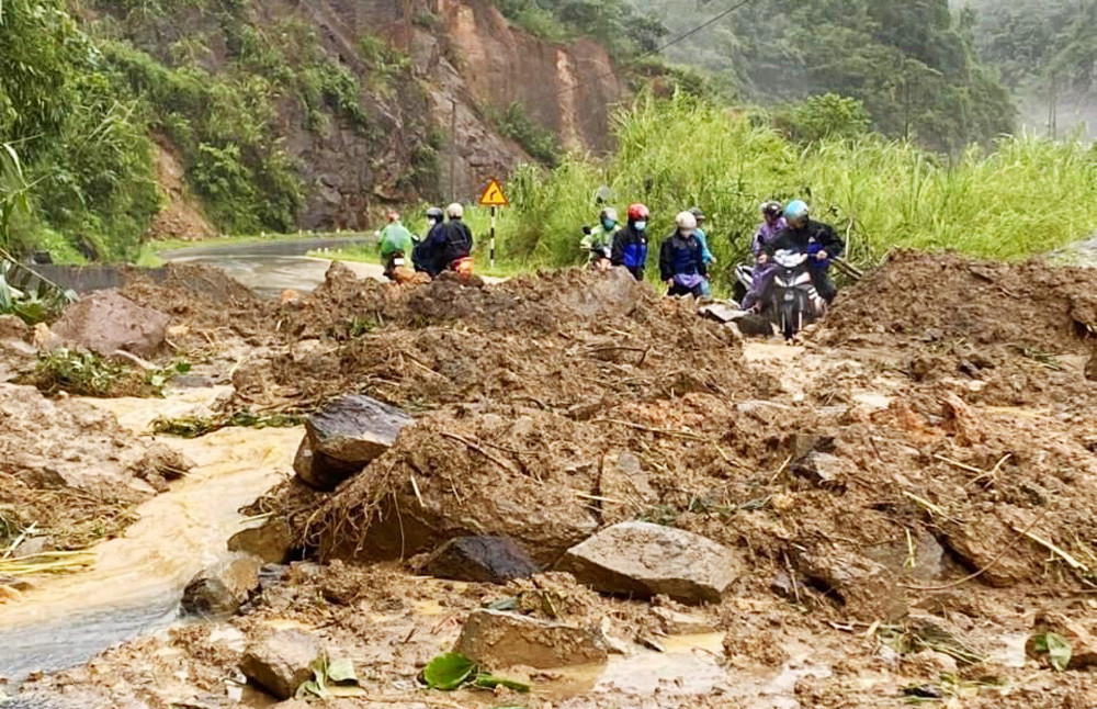Nhiều tuyến quốc lộ, tỉnh lộ bị sạt lở ta luy gây ách tắc giao thông.