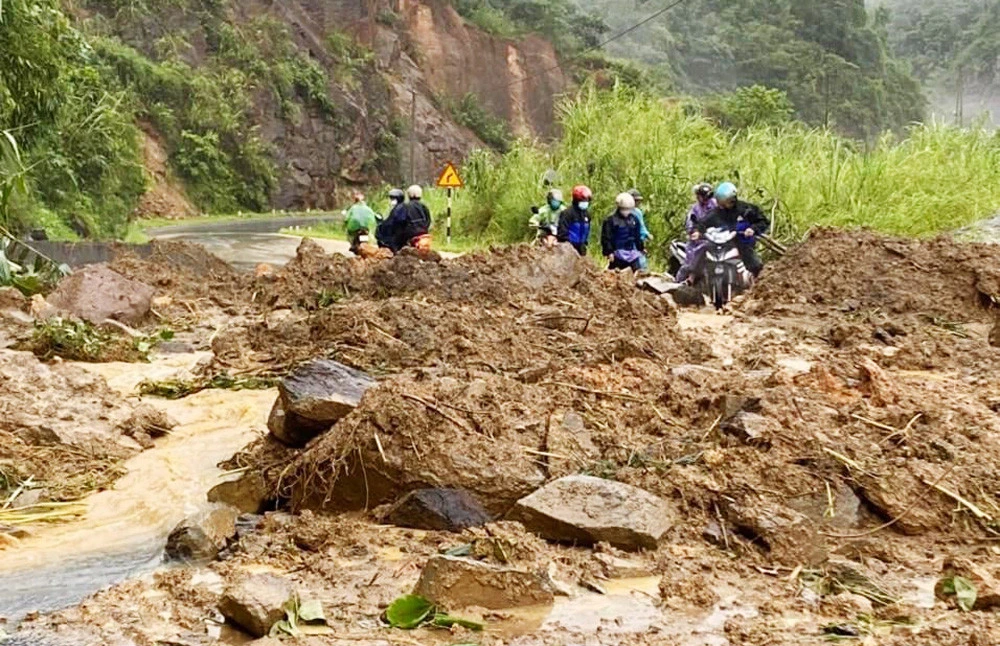 Nhiều tuyến quốc lộ, tỉnh lộ bị sạt lở ta luy gây ách tắc giao thông.