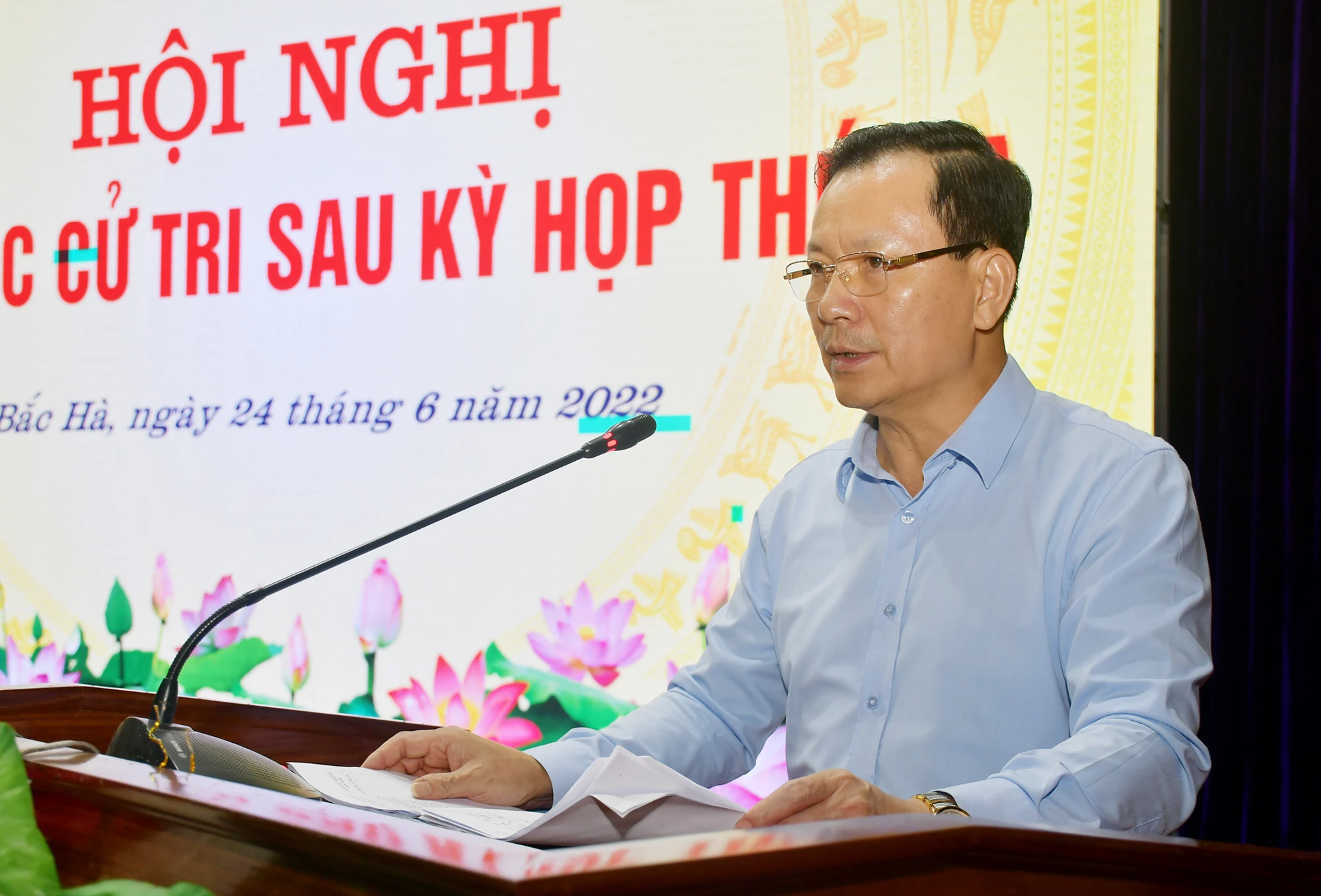 Phó Chủ tịch Thường trực UBND tỉnh Hoàng Quốc Khánh trả lời ý kiến của cử tri nêu thuộc thẩm quyền.