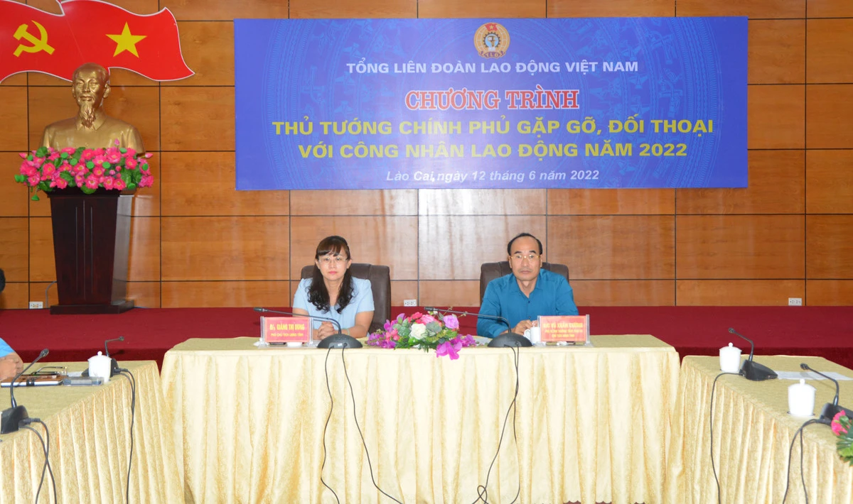 Các đồng chí: Phó Bí thư Thường trực Tỉnh ủy, Chủ tịch HĐND tỉnh Vũ Xuân Cường; Giàng Thị Dung, Phó Chủ tịch UBND tỉnh đồng chủ trì hội nghị tại điểm càu tỉnh Lào Cai.