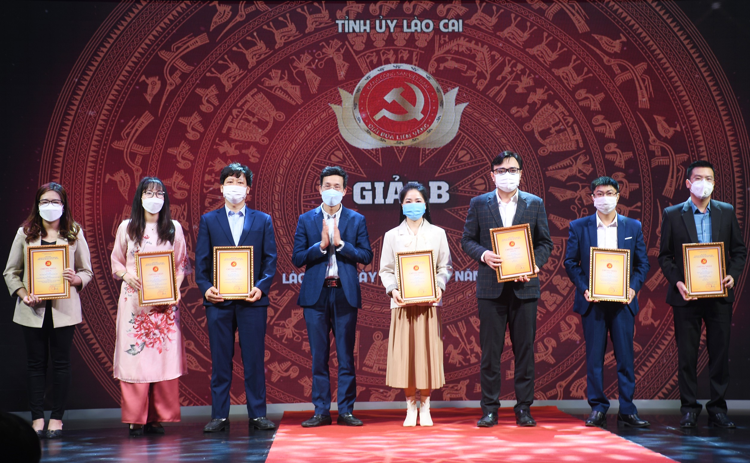 Trao giải B, giải C cho tác giả và nhóm tác giả đoạt giải Búa liềm vàng tỉnh Lào Cai năm 2021.