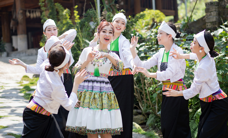 Ca sĩ Hà Myo kết hợp dân ca Mường với rap bằng tiếng Mường và nhạc điện tử trong MV “Đập nàng Khọt”.