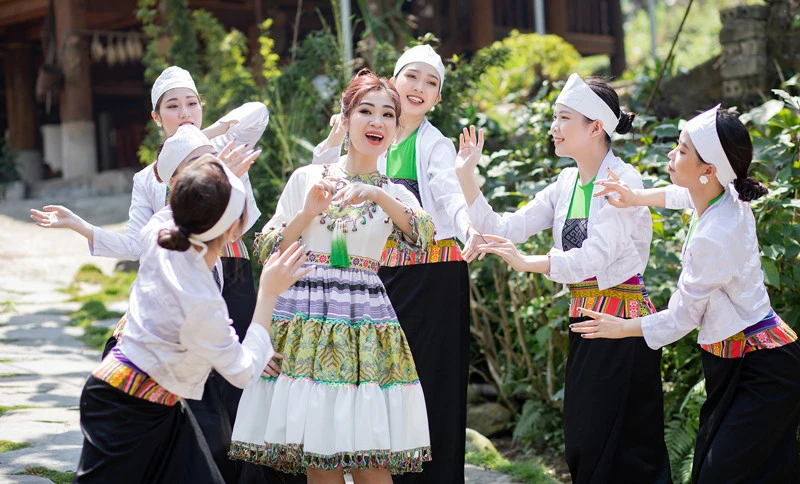 Ca sĩ Hà Myo kết hợp dân ca Mường với rap bằng tiếng Mường và nhạc điện tử trong MV “Đập nàng Khọt”.