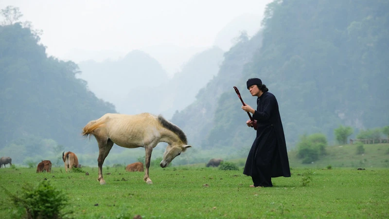 “Tiếng lượn nhắn người phương xa” - dân ca Tày, Nùng được nghệ sĩ Ngô Hồng Quang hòa âm và chuyển soạn cho đàn tính.