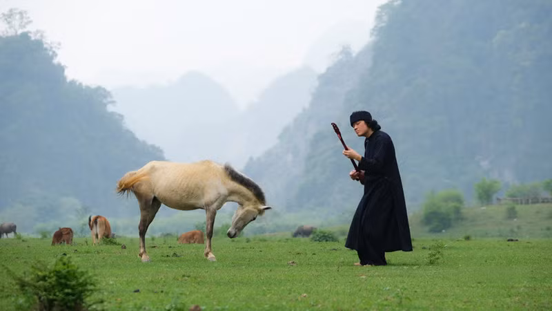 “Tiếng lượn nhắn người phương xa” - dân ca Tày, Nùng được nghệ sĩ Ngô Hồng Quang hòa âm và chuyển soạn cho đàn tính. “Tiếng lượn nhắn người phương xa” - dân ca Tày, Nùng được nghệ sĩ Ngô Hồng Quang hòa âm và chuyển soạn cho đàn tính.