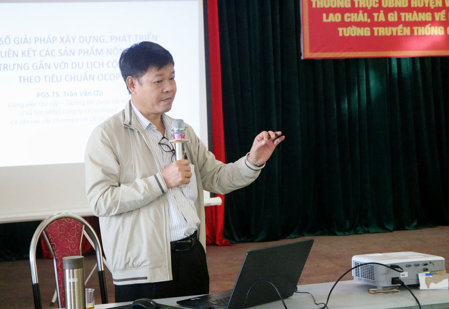 Phó Giáo sư, Tiến sỹ Trần Văn Ơn thông tin tại hội nghị.