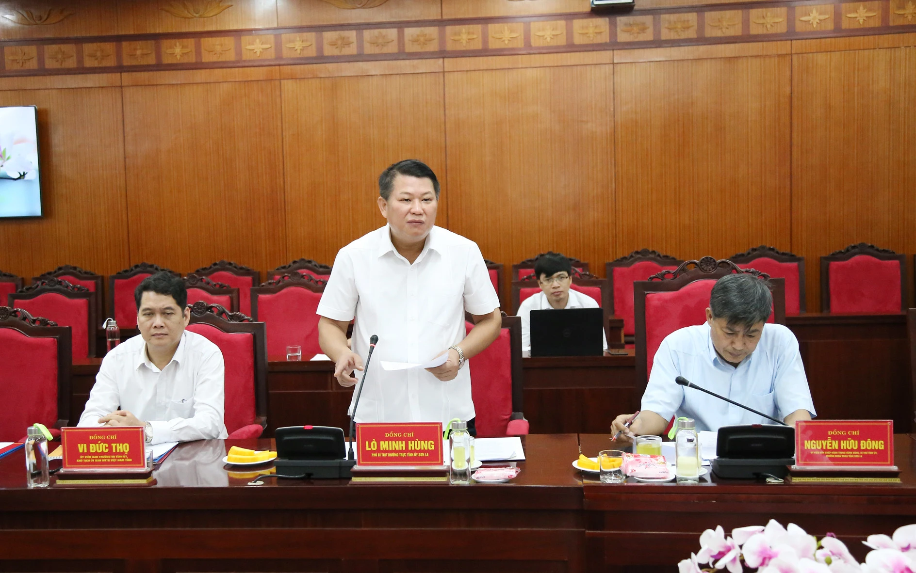 Đồng chí Lò Minh Hùng, Phó Bí thư Thường trực Tỉnh ủy Sơn La phát biểu tại buổi làm việc.