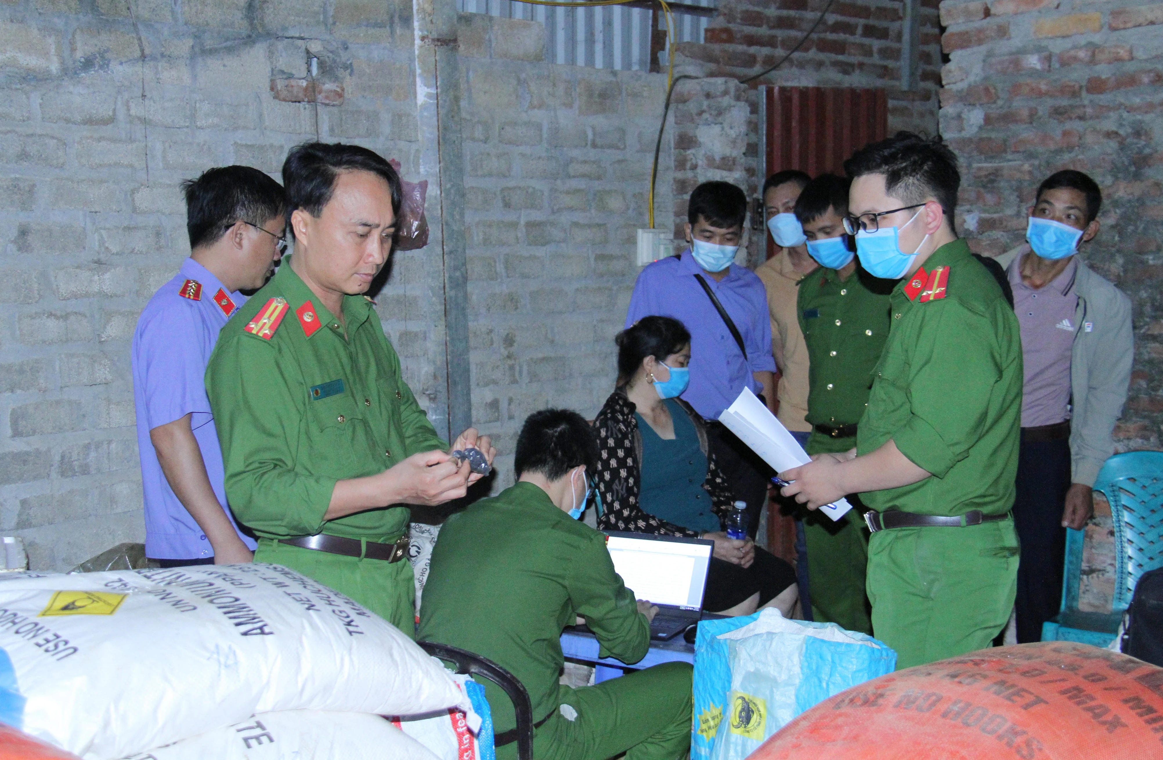 Công an huyện Văn Bàn thu giữ hơn 1 tấn thuốc nổ xyanua.