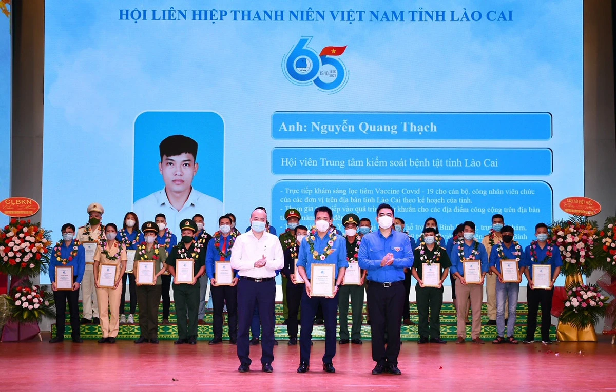 Biểu dương những thanh niên xuất sắc trong học Bác.