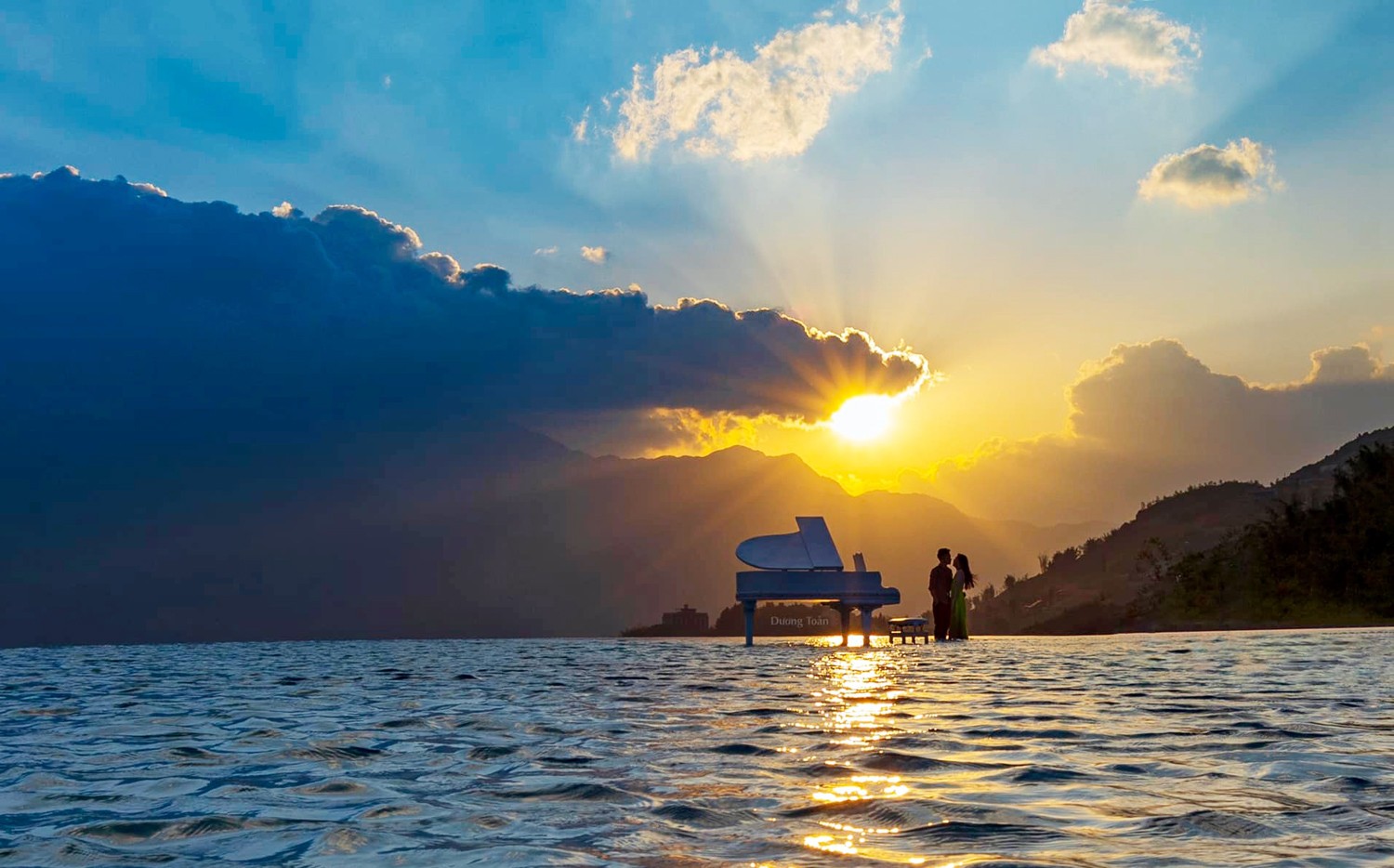 Ngày mới trên hồ vô cực. Ngày mới trên hồ vô cực.