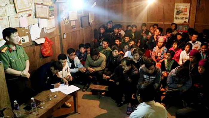 Công an huyện Nậm Pồ, Điện Biên tăng cường cán bộ, chiến sĩ xuống cơ sở tuyên truyền, vận động nhân dân cảnh giác trước các tà đạo. Công an huyện Nậm Pồ, Điện Biên tăng cường cán bộ, chiến sĩ xuống cơ sở tuyên truyền, vận động nhân dân cảnh giác trước các tà đạo.