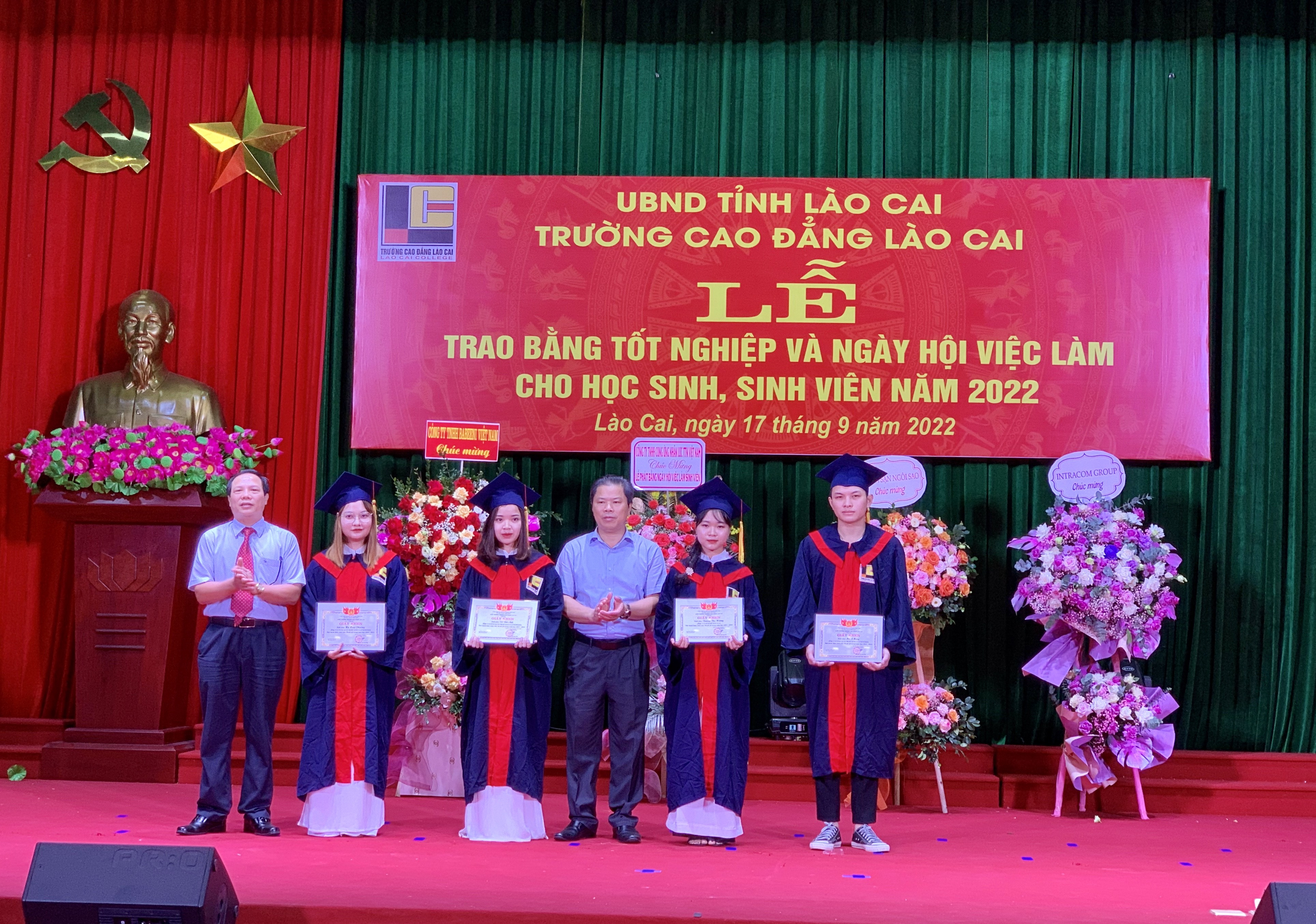 Trường Cao đẳng Lào Cai trao bằng tốt nghiệp cho gần 600 học sinh, sinh viên ảnh 4