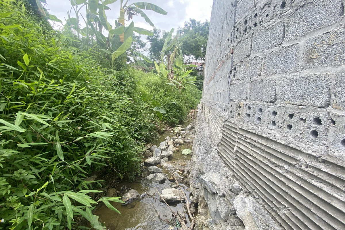 Một số đoạn kè và tường bao đã chiếm gần hết lòng suối. Một số đoạn kè và tường bao đã chiếm gần hết lòng suối.