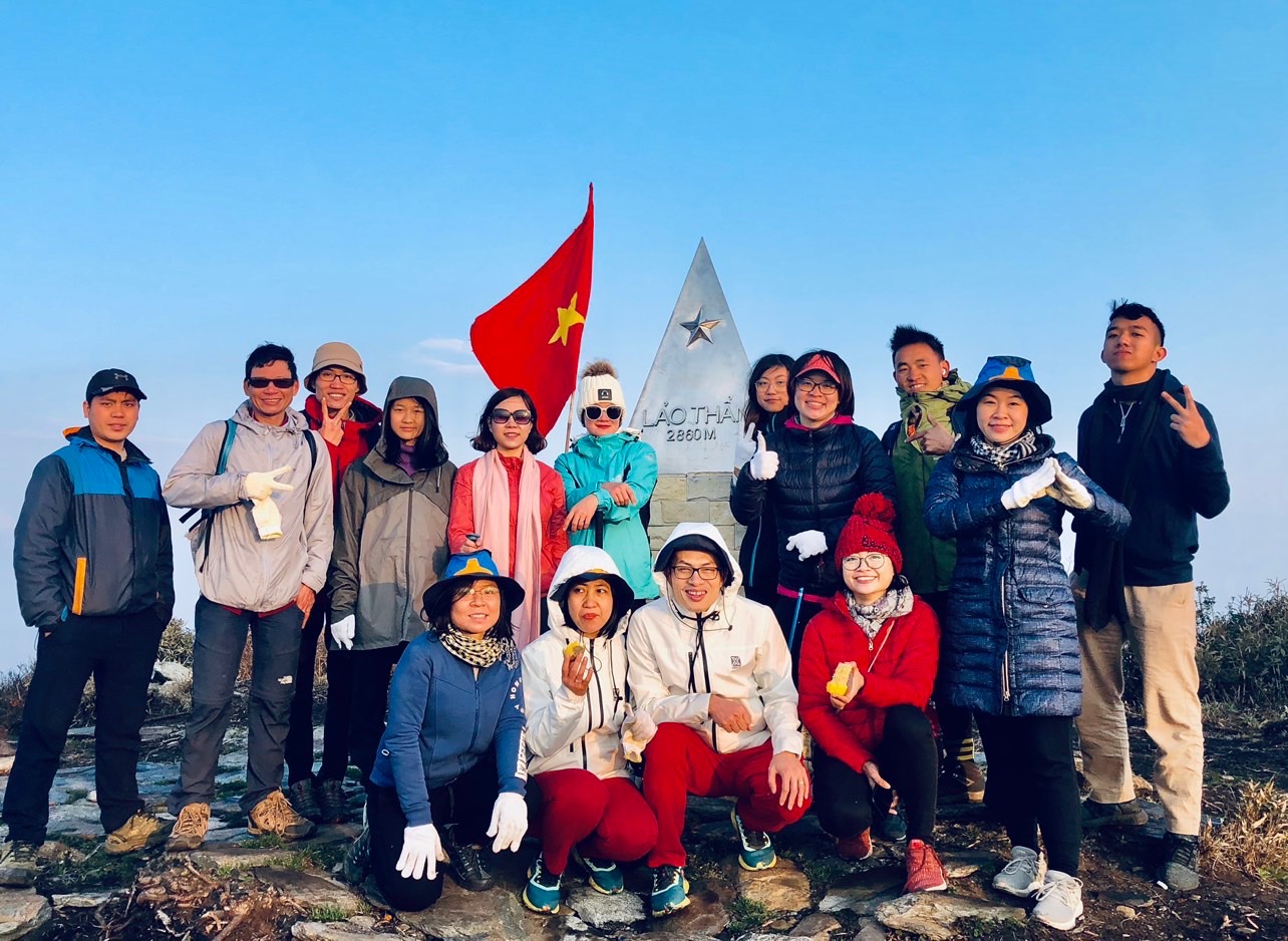 Anh Hồ Lảo Thẩn (thứ 3 từ phải sang, hàng sau) vui mừng được dẫn khách trở lại. Anh Hồ Lảo Thẩn (thứ 3 từ phải sang, hàng sau) vui mừng được dẫn khách trở lại.