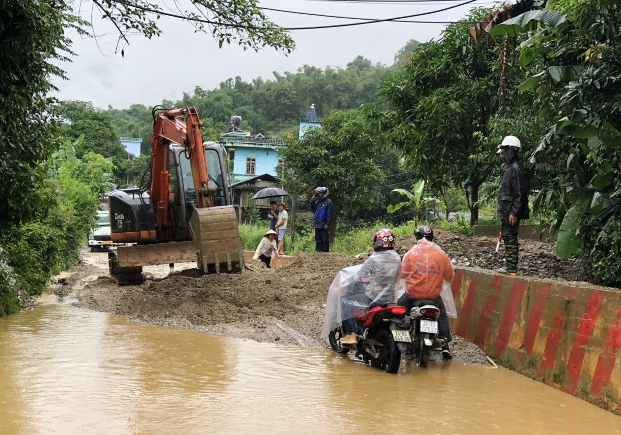 Mưa lũ làm sạt lở nhiều tuyến đường giao thông trên địa bàn tỉnh ảnh 7