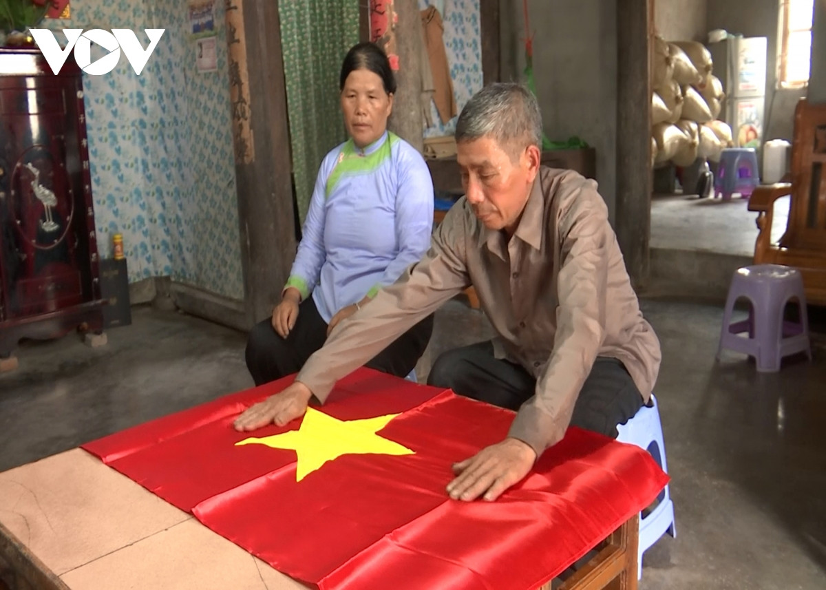 Cờ Tổ quốc luôn được đồng bào Giáy ở Quang Kim nâng niu, trân trọng.