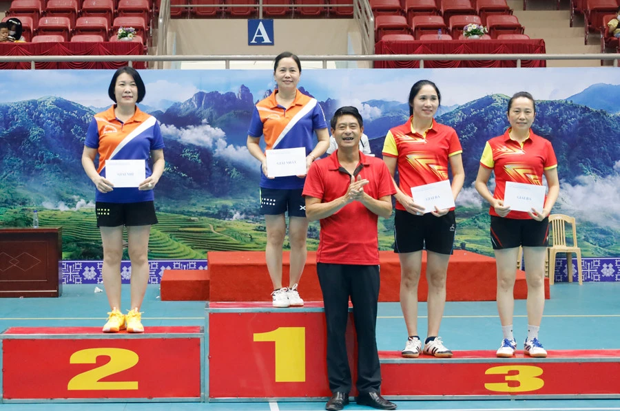 Trao giải các nội dung môn bóng bàn. Trao giải các nội dung môn cầu lông.