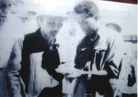 Giám đốc mỏ a pa tít Nguyễn Văn Lang giới thiệu quặng với Bác Hồ.