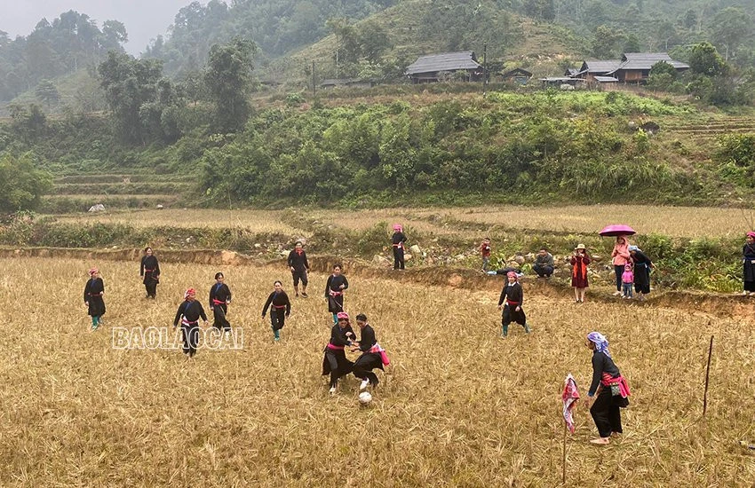 Hấp dẫn bóng đá nữ sân ruộng xã Bản Liền ảnh 1