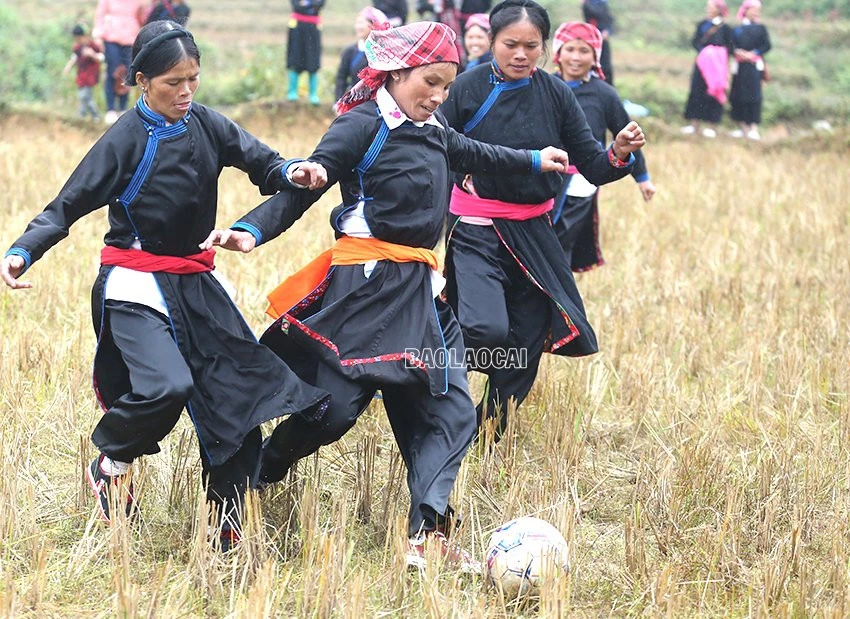 Hấp dẫn bóng đá nữ sân ruộng xã Bản Liền ảnh 2