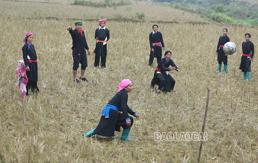 Hấp dẫn bóng đá nữ sân ruộng xã Bản Liền ảnh 9