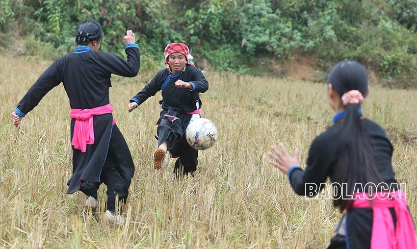 Hấp dẫn bóng đá nữ sân ruộng xã Bản Liền ảnh 5