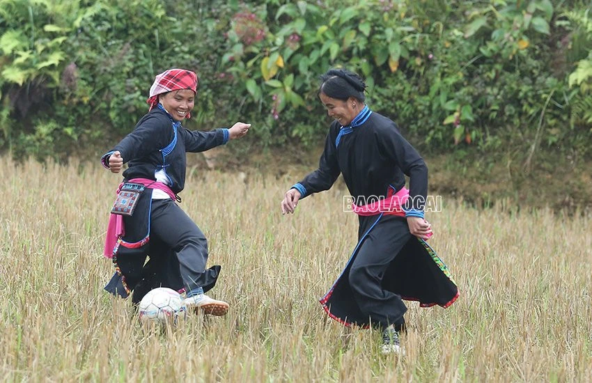 Hấp dẫn bóng đá nữ sân ruộng xã Bản Liền ảnh 4