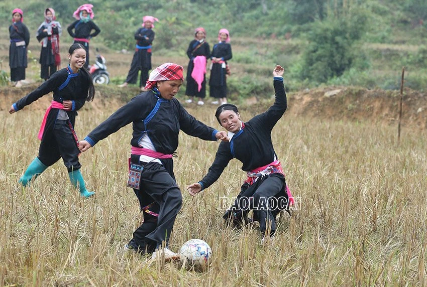 Hấp dẫn bóng đá nữ sân ruộng xã Bản Liền ảnh 6