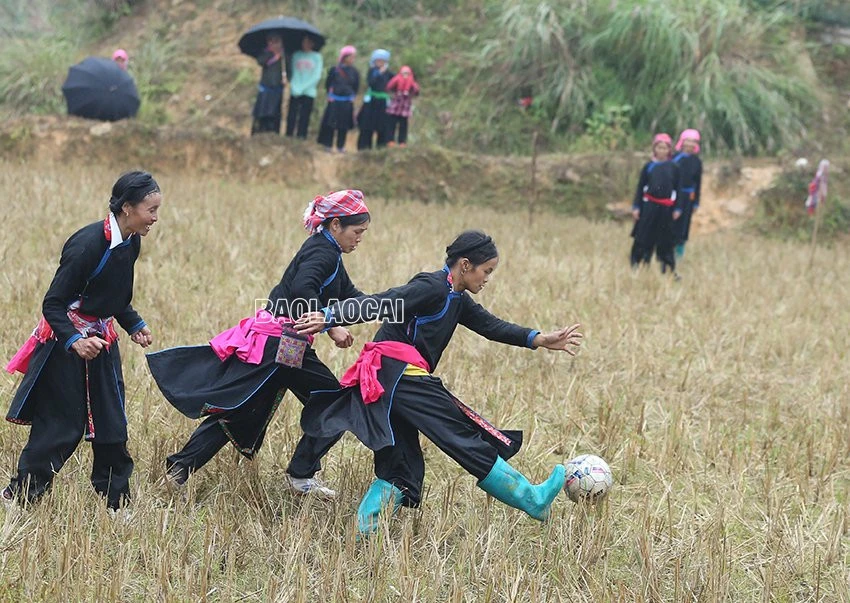 Hấp dẫn bóng đá nữ sân ruộng xã Bản Liền ảnh 7