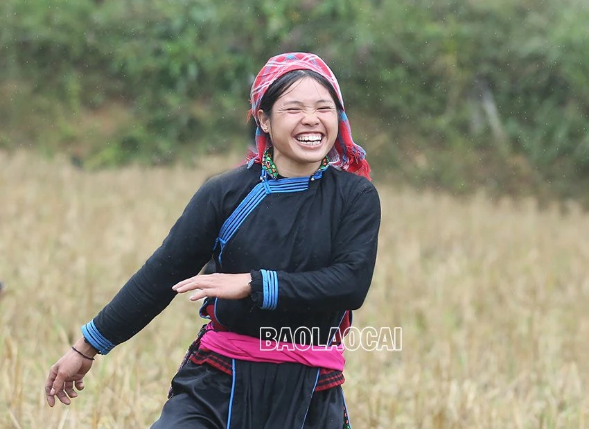 Hấp dẫn bóng đá nữ sân ruộng xã Bản Liền ảnh 3