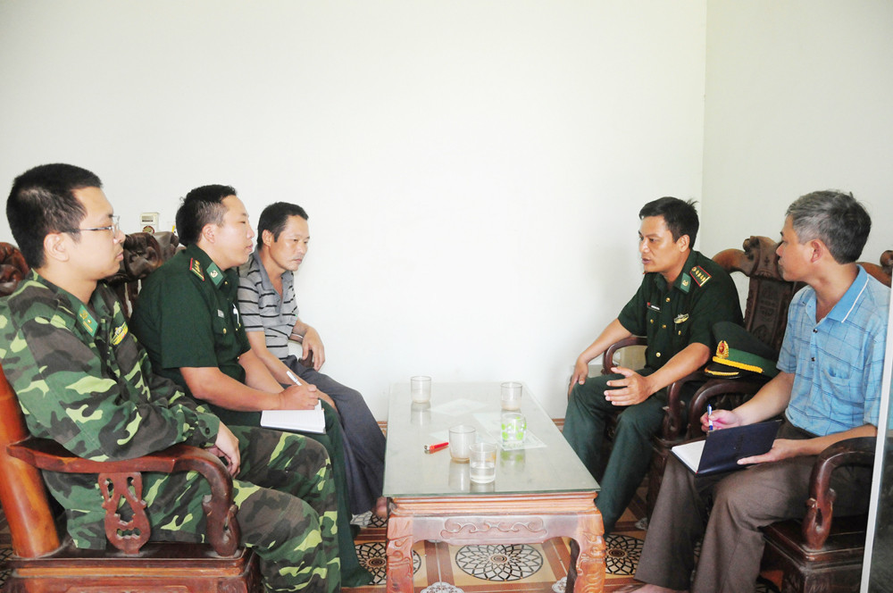 Cán bộ Đồn Biên phòng Trịnh Tường trao đổi, vận động Nhân dân tham gia bảo vệ đường biên, cột mốc.