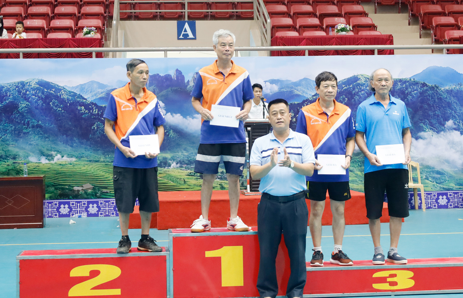 Trao giải các nội dung môn bóng bàn. Trao giải các nội dung môn cầu lông.