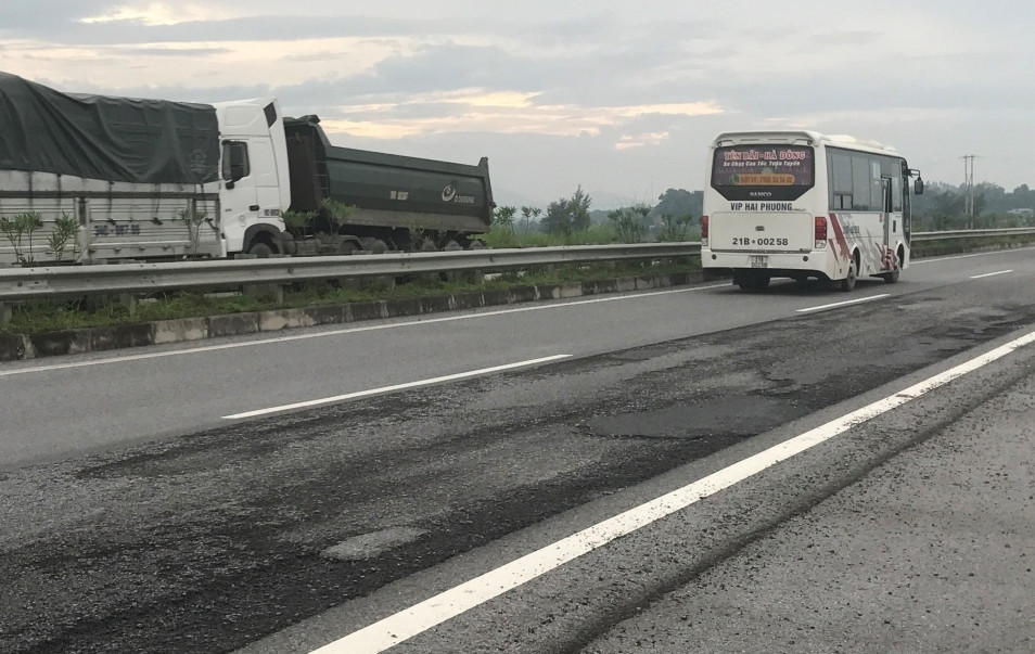 VEC cần khắc phục ngay hư hỏng trên cao tốc Nội Bài - Lào Cai Mặt đường cao tốc Nội Bài - Lào Cai không êm thuận