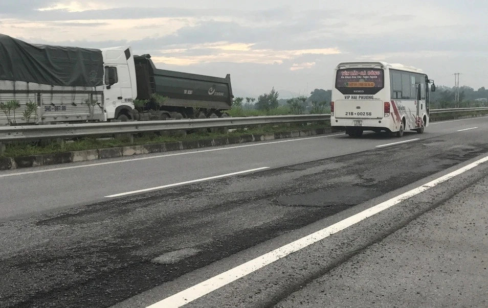 Mặt đường cao tốc Nội Bài - Lào Cai không êm thuận