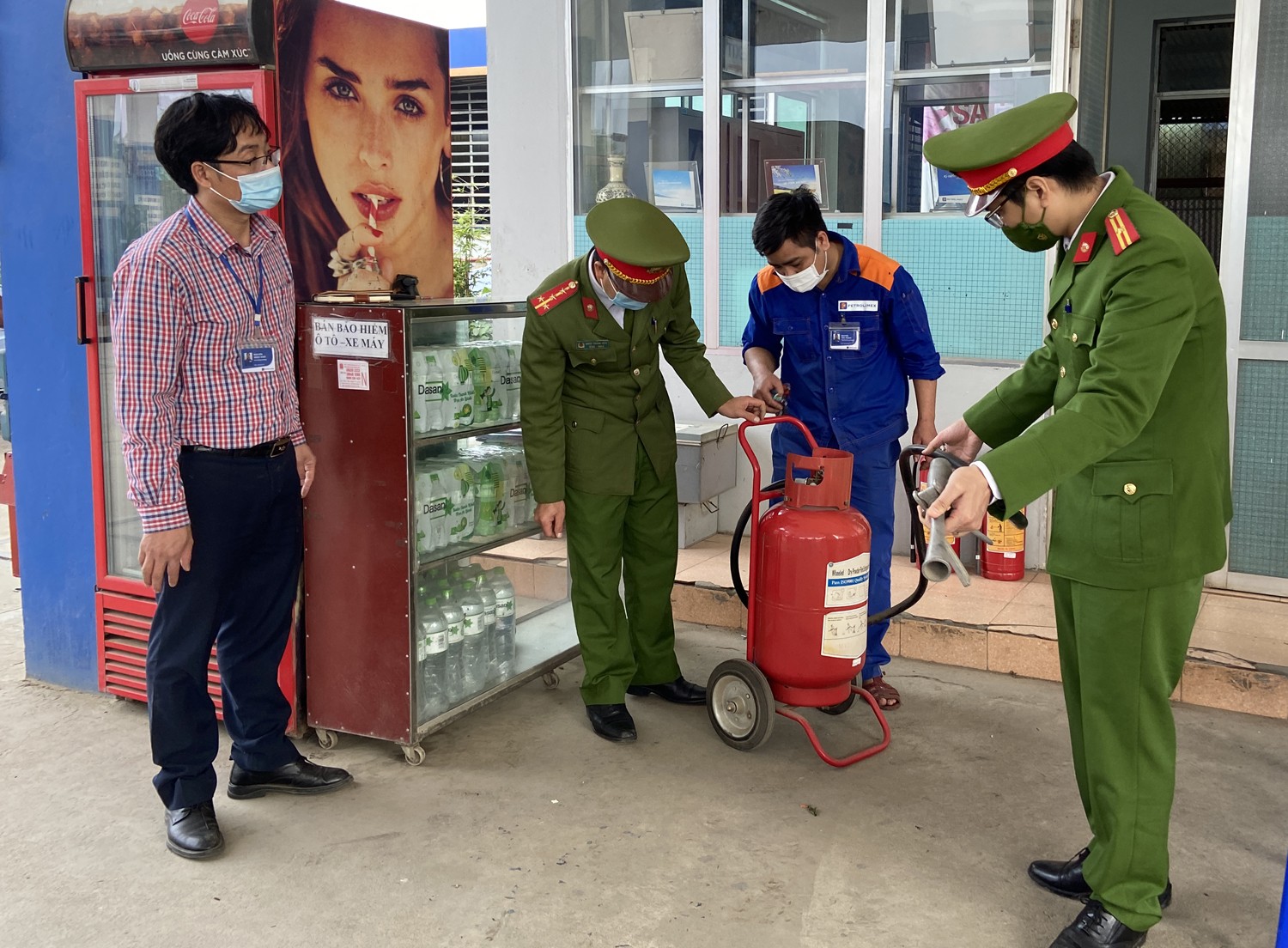 Kiểm tra hệ thống phòng cháy, chữa cháy tại cửa hàng xăng dầu Bắc Cường.