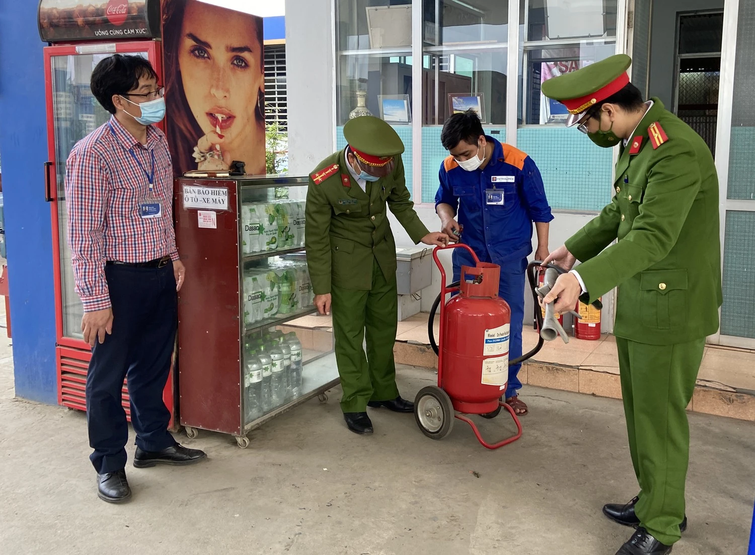 Kiểm tra hệ thống phòng cháy, chữa cháy tại cửa hàng xăng dầu Bắc Cường.