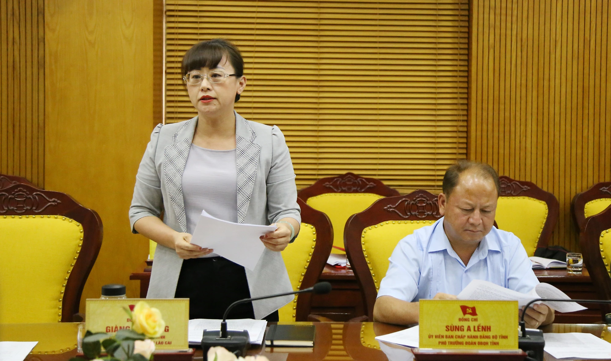 Đồng chí Giàng Thị Dung, Phó Chủ tịch UBND tỉnh báo cáo kết quả thực hiện Chỉ thị 16 của Ban Bí thư khóa XI.