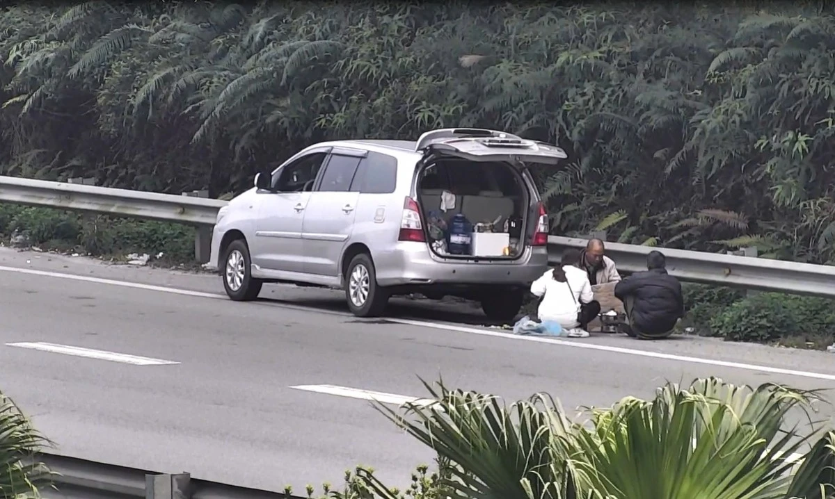 Xử phạt tài xế ngang nhiên dừng xe trên đường cao tốc để ăn uống ảnh 1 Xử phạt tài xế ngang nhiên dừng xe trên đường cao tốc để ăn uống ảnh 1