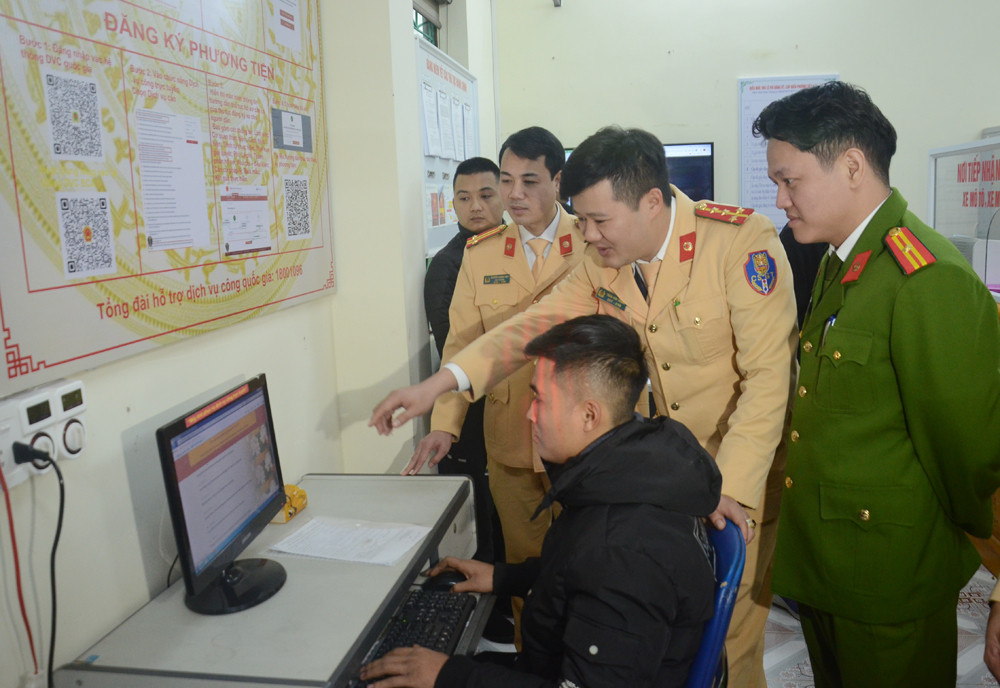 Hướng dẫn công dân thực hiện dịch vụ công trực tuyến trong lĩnh vực giao thông. Người dân làm thủ tục sau khi đăng ký trực tuyến.