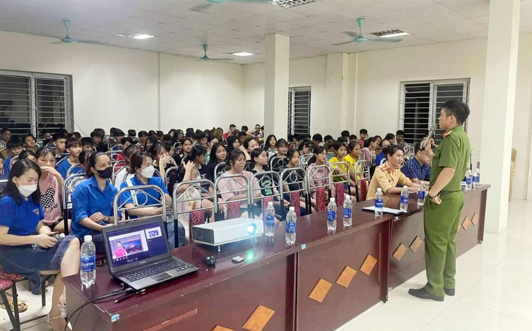 Sinh viên Trung tâm huấn luyện TDTT tỉnh giao lưu trả lời câu hỏi về tác hại của ma túy trong học đường.