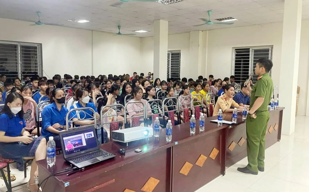 Sinh viên Trung tâm huấn luyện TDTT tỉnh giao lưu trả lời câu hỏi về tác hại của ma túy trong học đường.