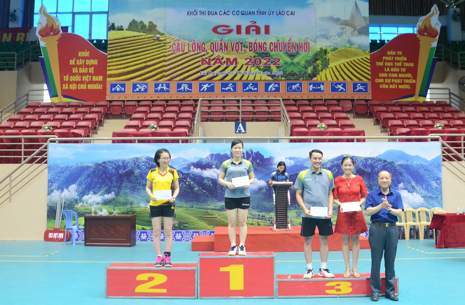 Trao giải bóng chuyền hơi đội nam nữ phối hợp. Trao giải bóng chuyền hơi đội nam. Trao giải quần vợt nội dung đôi nam. Trao giải cầu lông nội dung đôi nam lãnh đạo. Trao giải cầu lông nội dung đôi nam 45 tuổi trở lên. Trao giải cầu lông nội dung đôi nữ dưới 35 tuổi. Trao giải cầu lông nội dung đôi nam nữ dưới 35 tuổi.