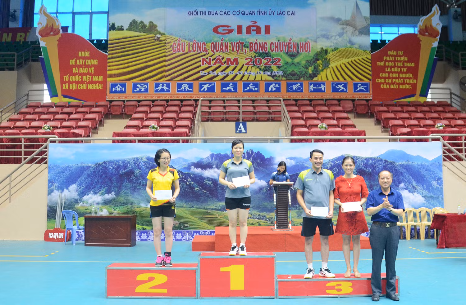 Trao giải bóng chuyền hơi đội nam nữ phối hợp. Trao giải bóng chuyền hơi đội nam. Trao giải quần vợt nội dung đôi nam. Trao giải cầu lông nội dung đôi nam lãnh đạo. Trao giải cầu lông nội dung đôi nam 45 tuổi trở lên. Trao giải cầu lông nội dung đôi nữ dưới 35 tuổi. Trao giải cầu lông nội dung đôi nam nữ dưới 35 tuổi.