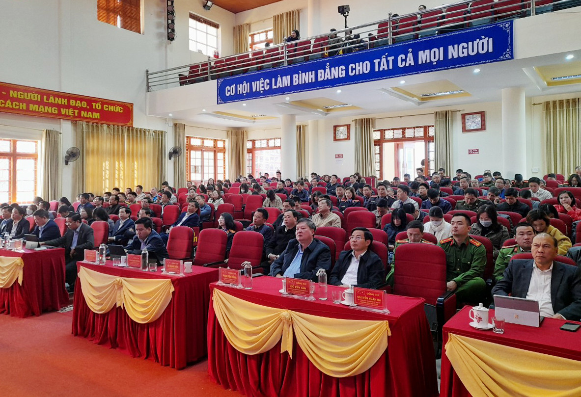 Đại biểu dự hội nghị tại điểm cầu thành phố Lào Cai. Đại biểu dự hội nghị tại điểm cầu thị xã Sa Pa.