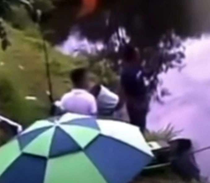 Bát Xát: Bất cẩn, một thanh niên để cần câu chạm vào dây điện bị điện giật ảnh 1