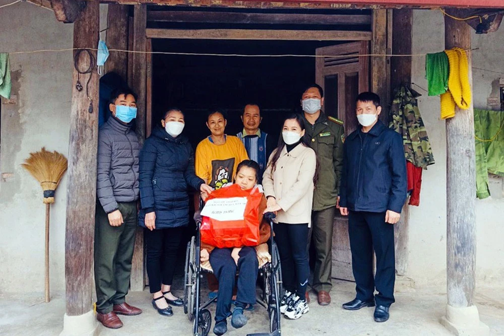 Hội Chữ thập đỏ thành phố và các nhà hảo tâm trao hỗ trợ gia đình khó khăn.